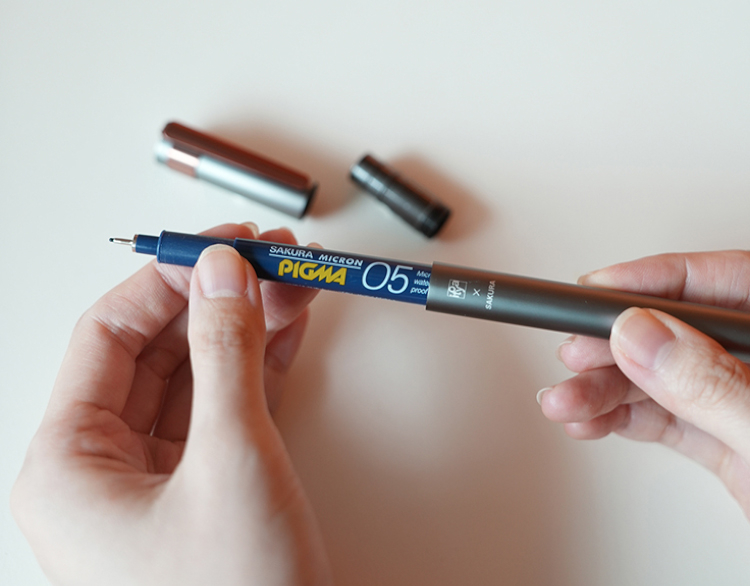 【新製品】メタルの質感で「ピグマ®」をスタイリッシュに演出する〈伊東屋限定〉ピグマホルダー