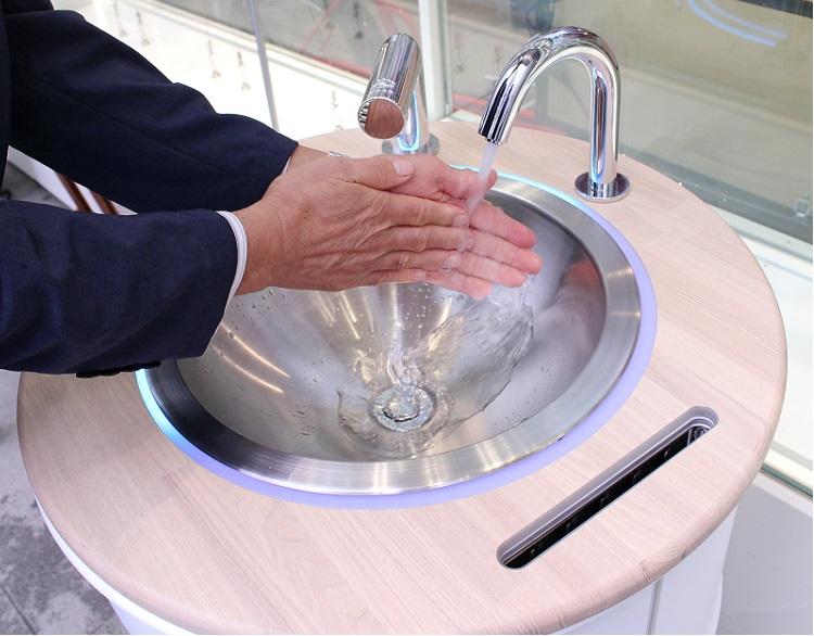 銀座 伊東屋　本店　ポータブル手洗いスタンド「WOSH」を設置