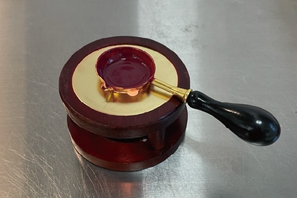 シーリングワックスを火であたためて溶かしている様子