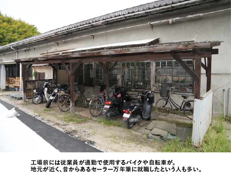 建物前に置かれた自転車やバイク