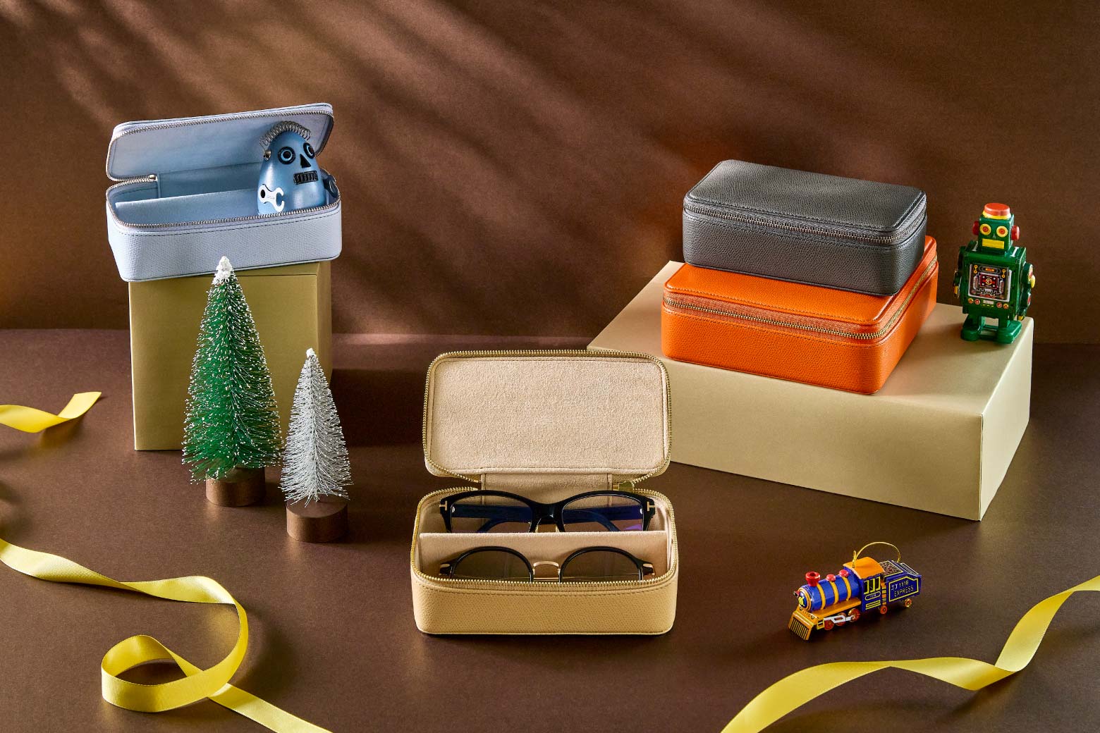 伊東屋　カラーチャート　メガネケース2本用・4本用が並んでいる写真