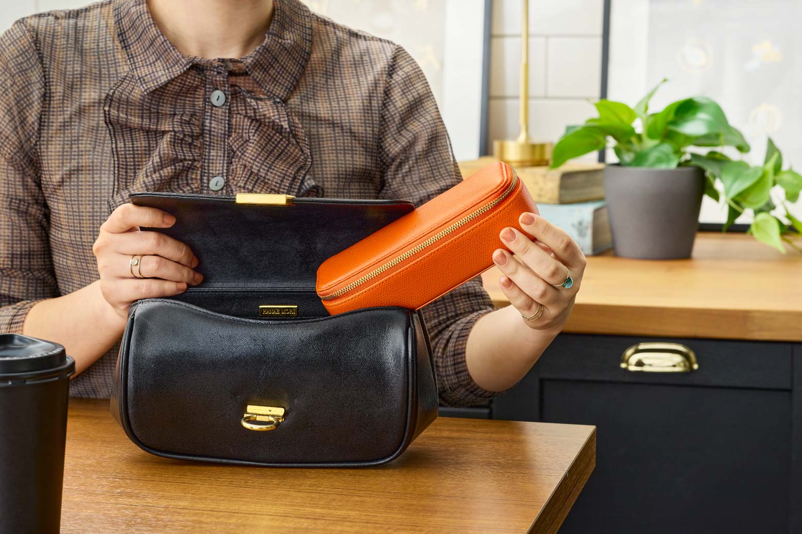 伊東屋　カラーチャート　レザーキューブロングを鞄から取り出す様子