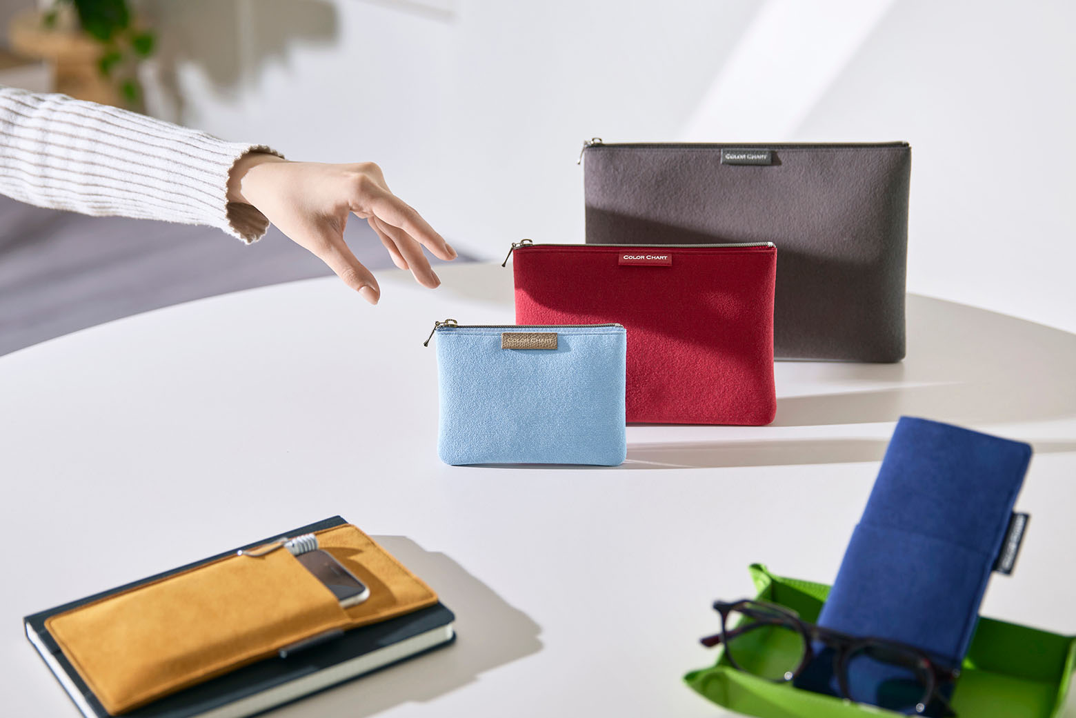 伊東屋　カラーチャート　トラベラーズポーチ・メガネケース・ツールポケット・革製トレーが並んでいる