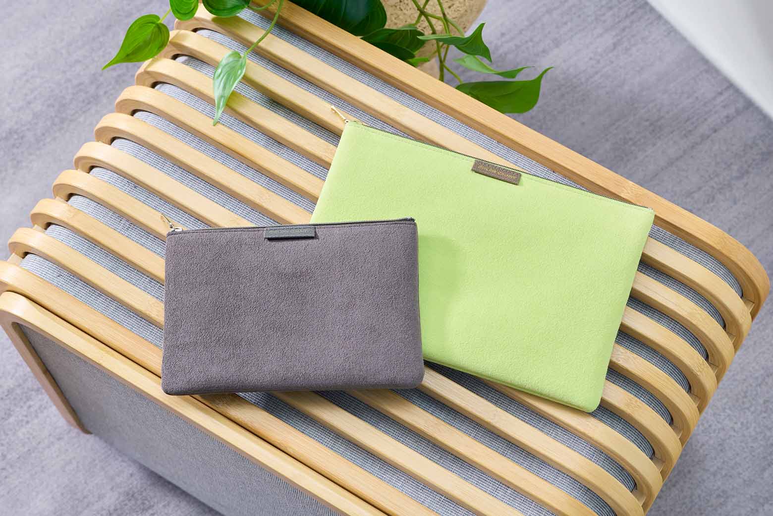 伊東屋　カラーチャート　トラベラーズポーチM/Lが並んでいる