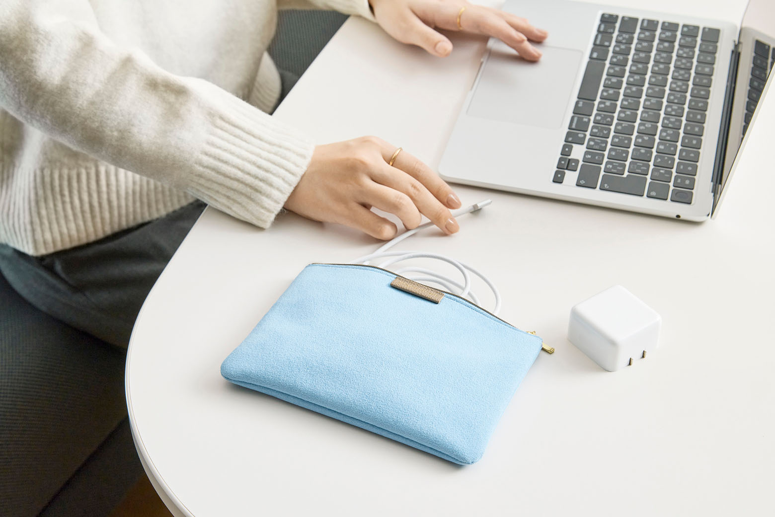 伊東屋　カラーチャート　トラベラーズポーチを手元に置きPC作業をしている様子