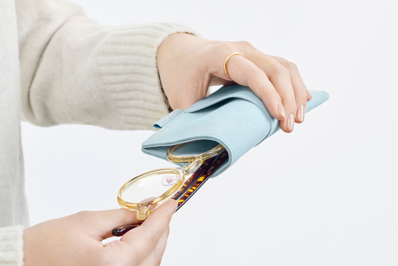 伊東屋　カラーチャート　メガネケースからメガネを取り出す様子