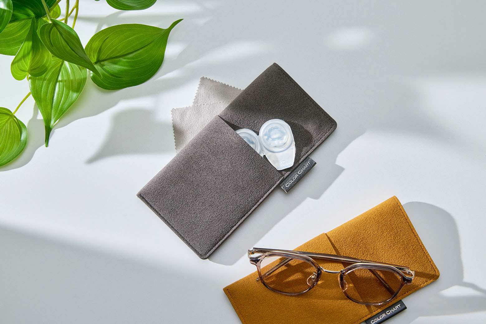 伊東屋　カラーチャート　メガネケースの外ポケットに使い捨てのコンタクトが入っている