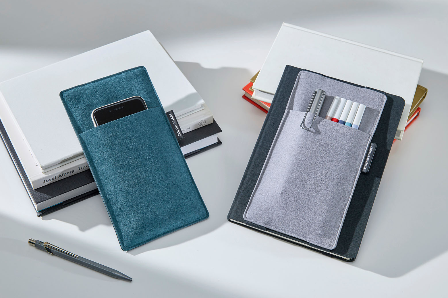 伊東屋　カラーチャート　ツールポケットの中にペンやスマホが入っている