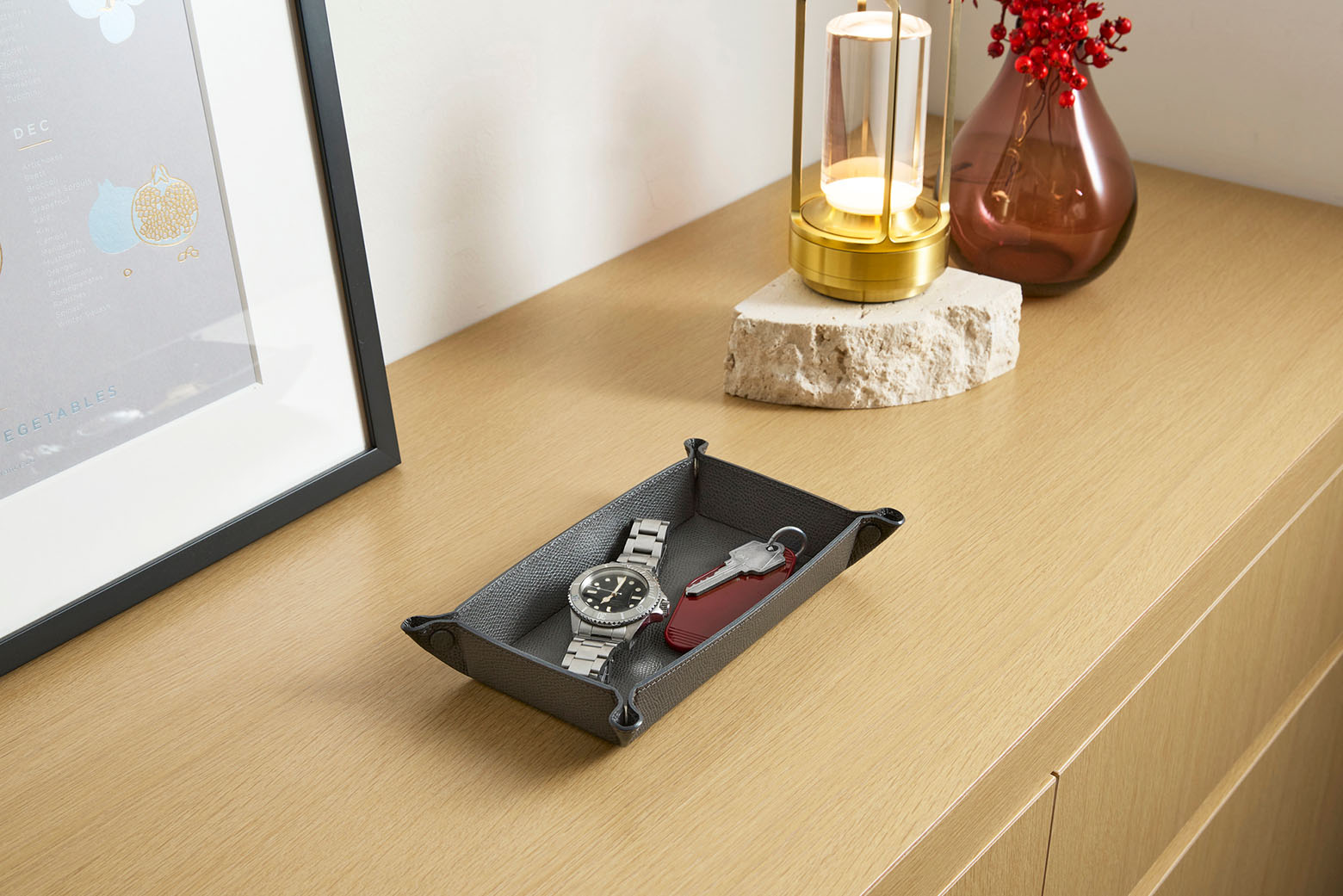 伊東屋　カラーチャート　革製トレーに腕時計と鍵が入っている