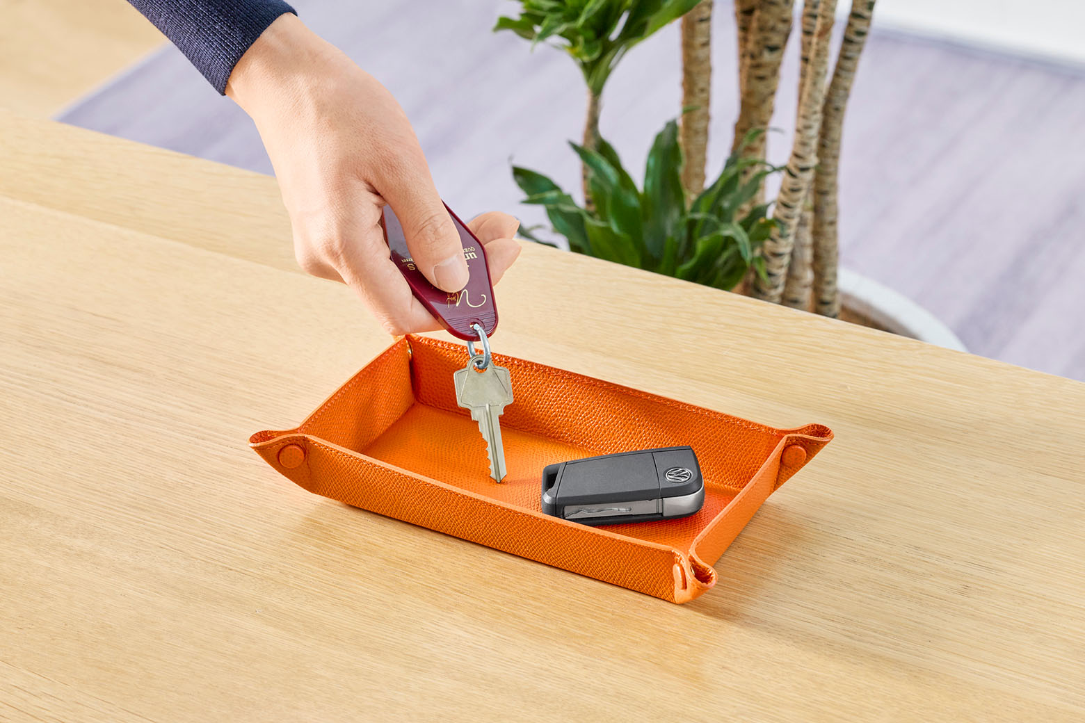 伊東屋　カラーチャート　革製トレーから鍵を取り出している様子