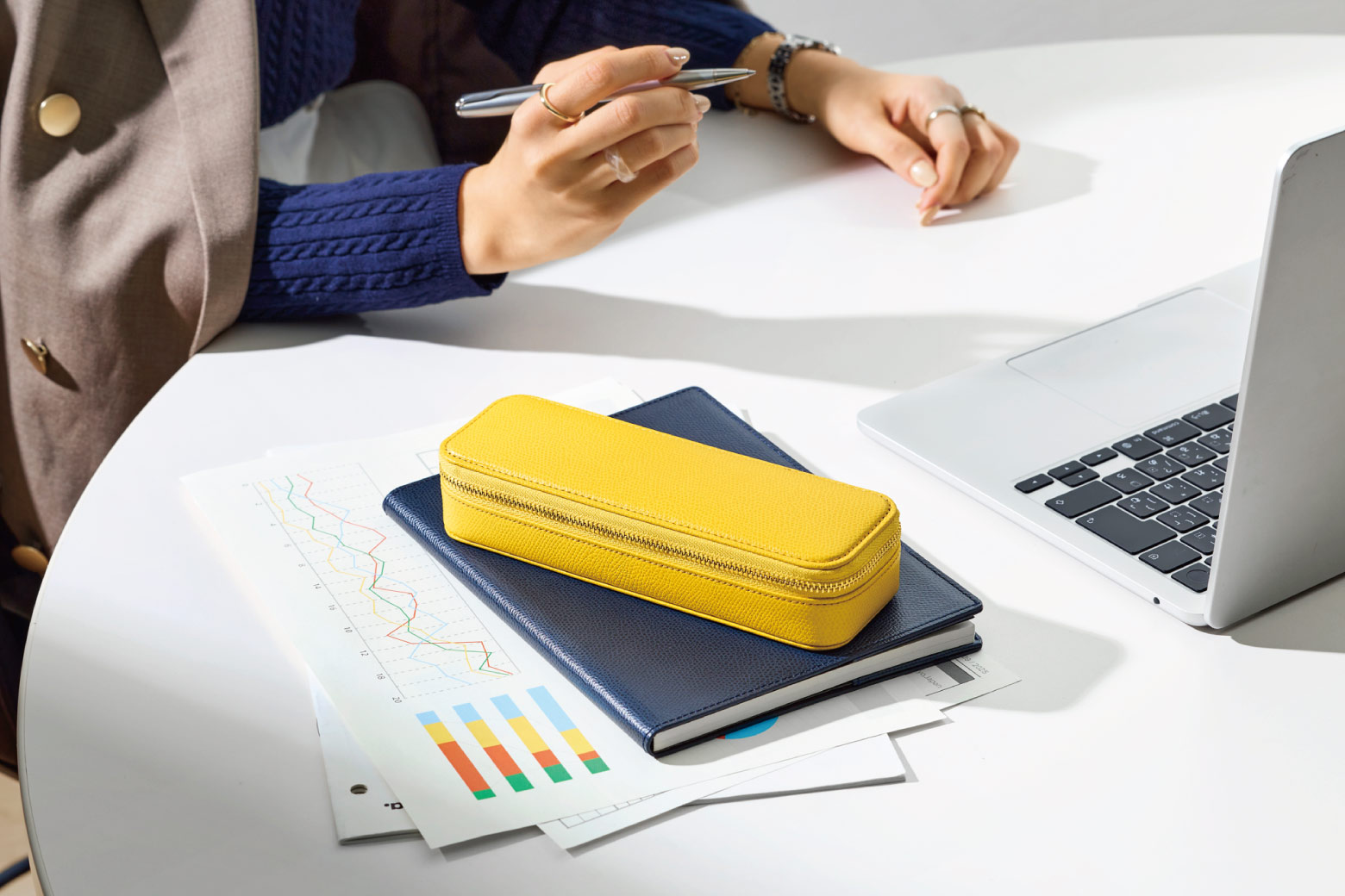 伊東屋　カラーチャート　ペンケース・ノートカバーA5が並んでいる