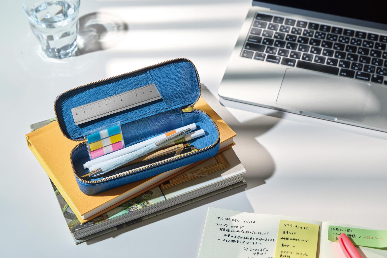 伊東屋　カラーチャート　ペンケースにペンや定規、付箋が収まっている