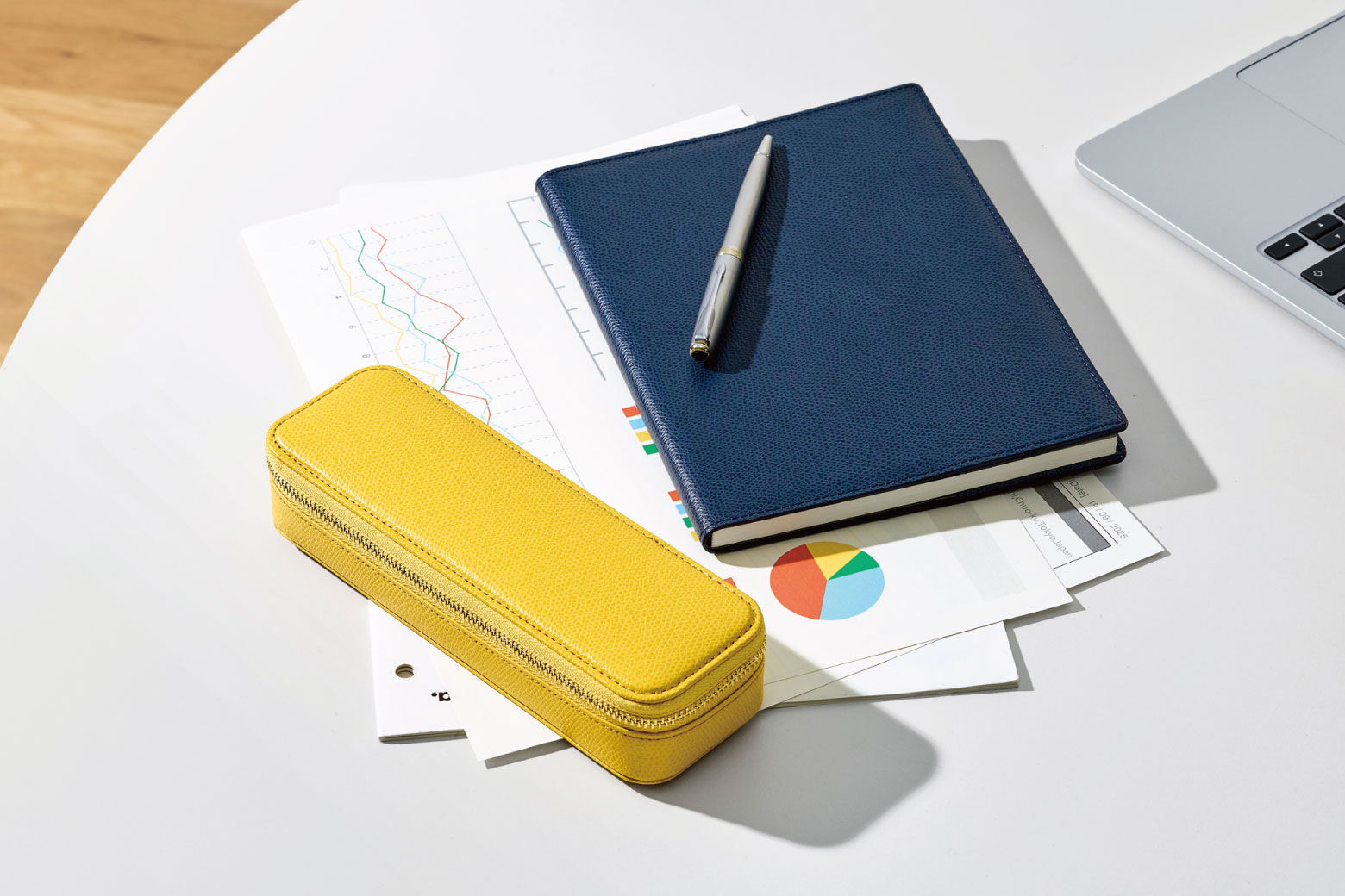 伊東屋　カラーチャート　ペンケース/ノートカバーA5が並んでいる