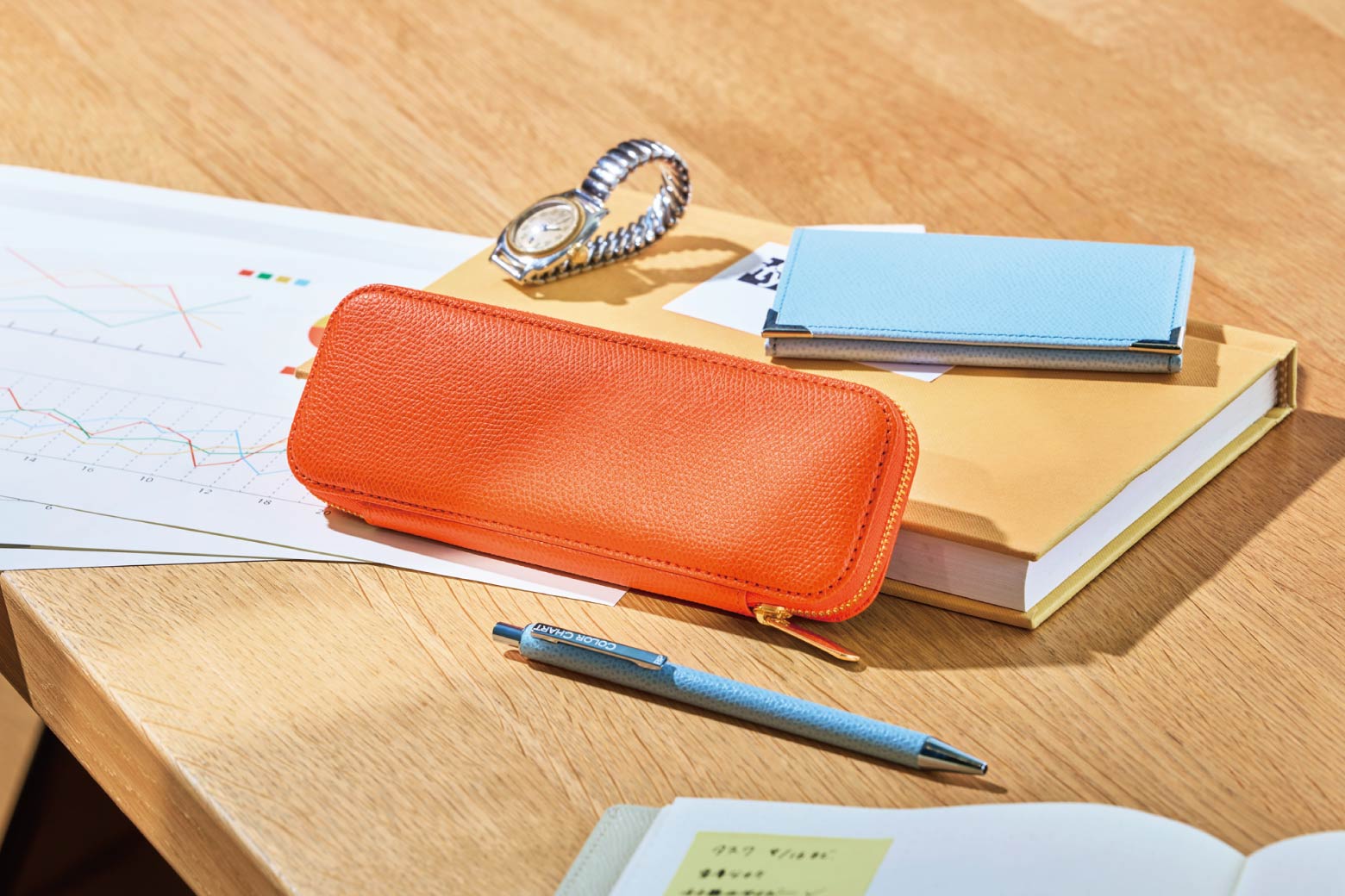 伊東屋　カラーチャート　ペンケーススリム・名刺入れが並んでいる