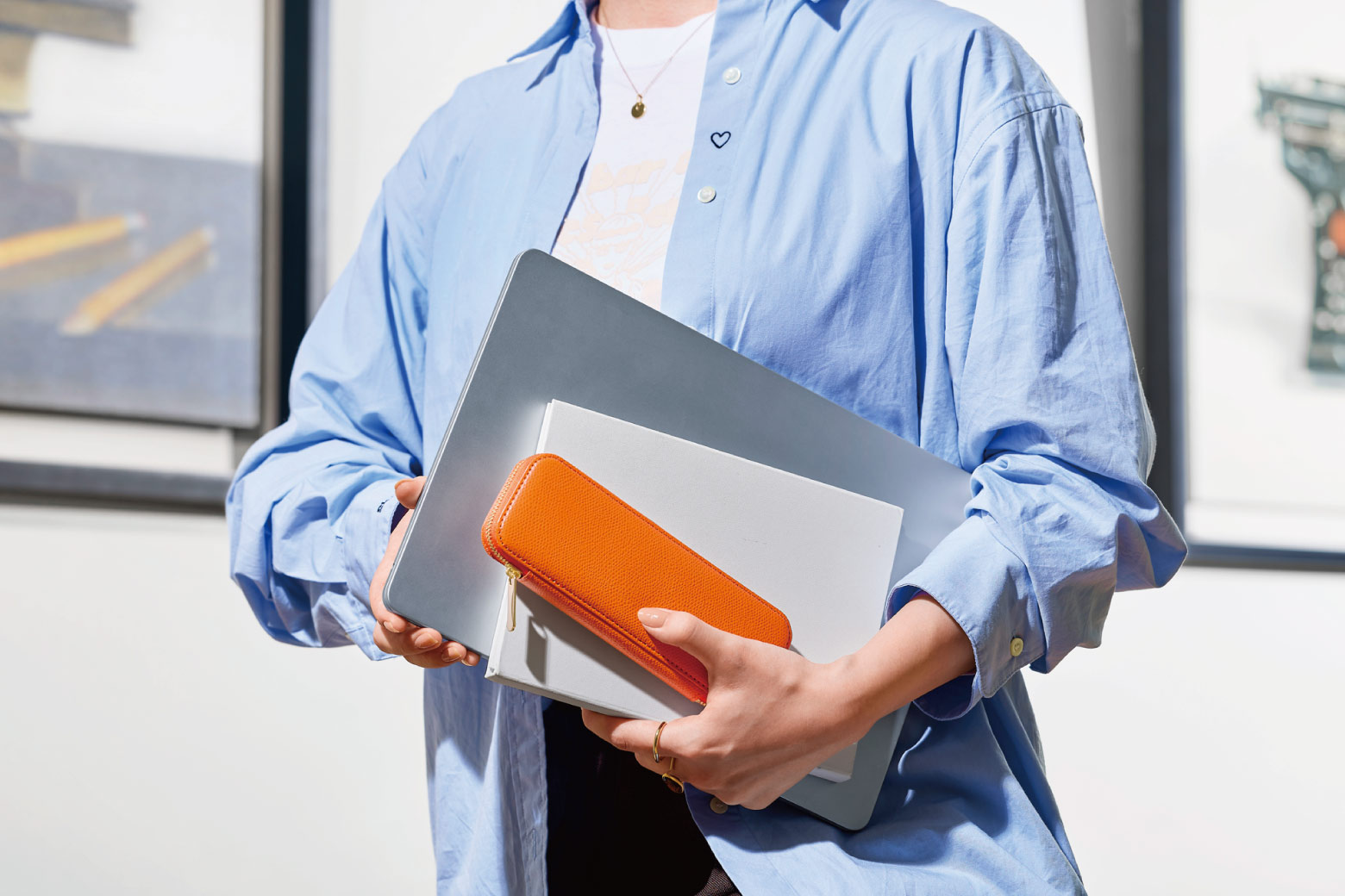 伊東屋　カラーチャート　ペンケーススリムとパソコンを一つのユニットのようにして持ち運んでいる