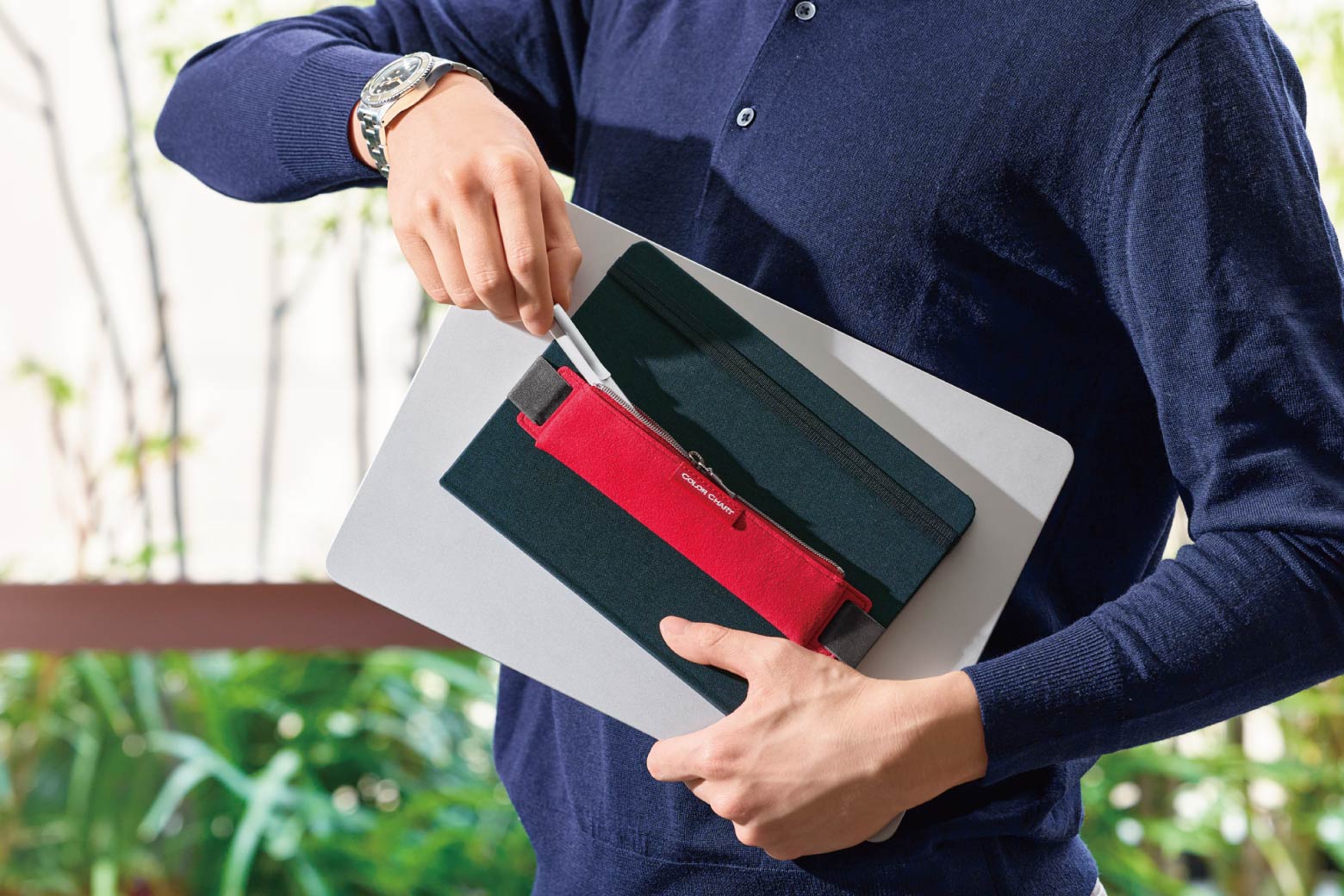 伊東屋　カラーチャート　バンド付きペンケース A5からペンを取り出している様子