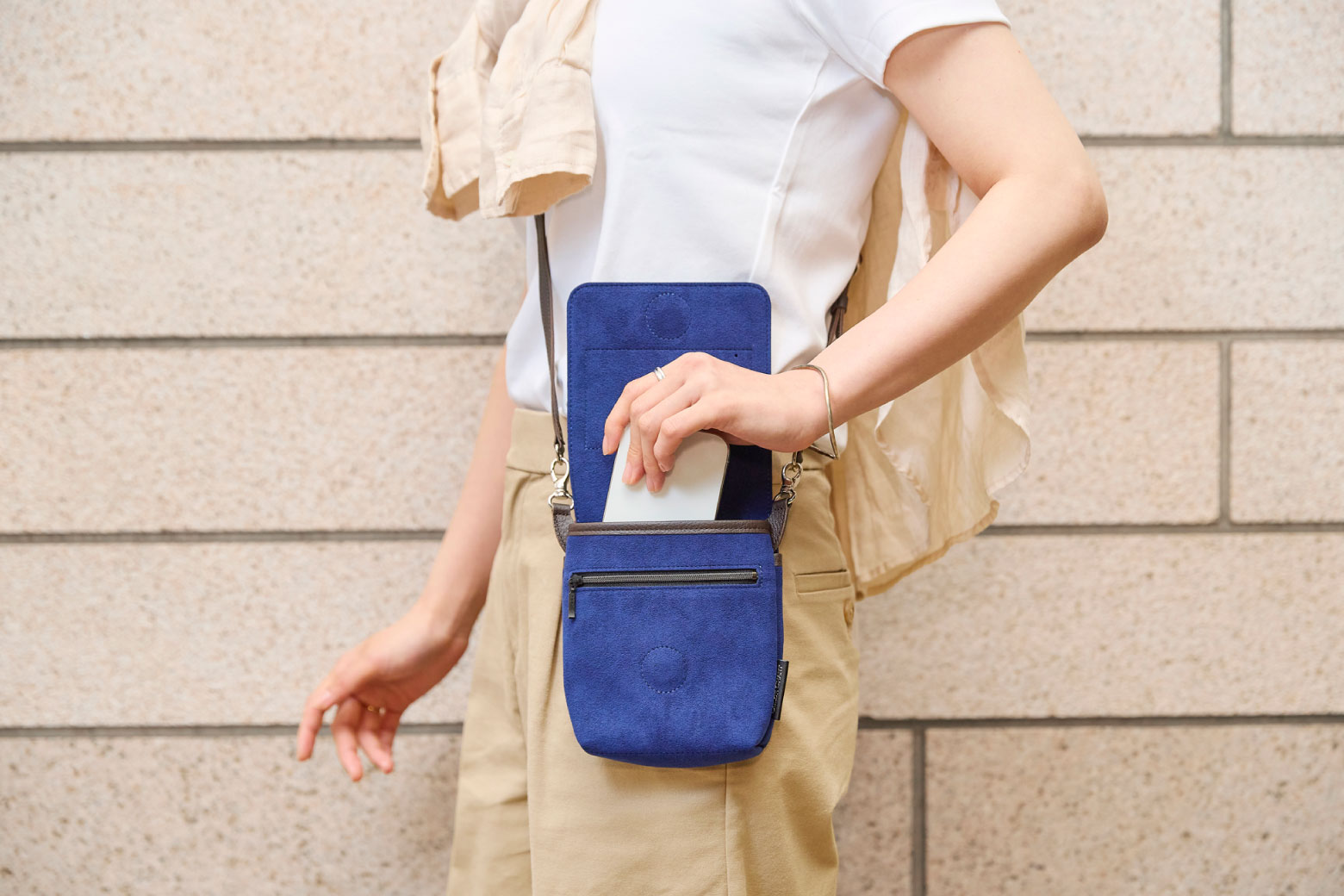 伊東屋　カラーチャート　トラベラーズポケットSからスマホを取り出している