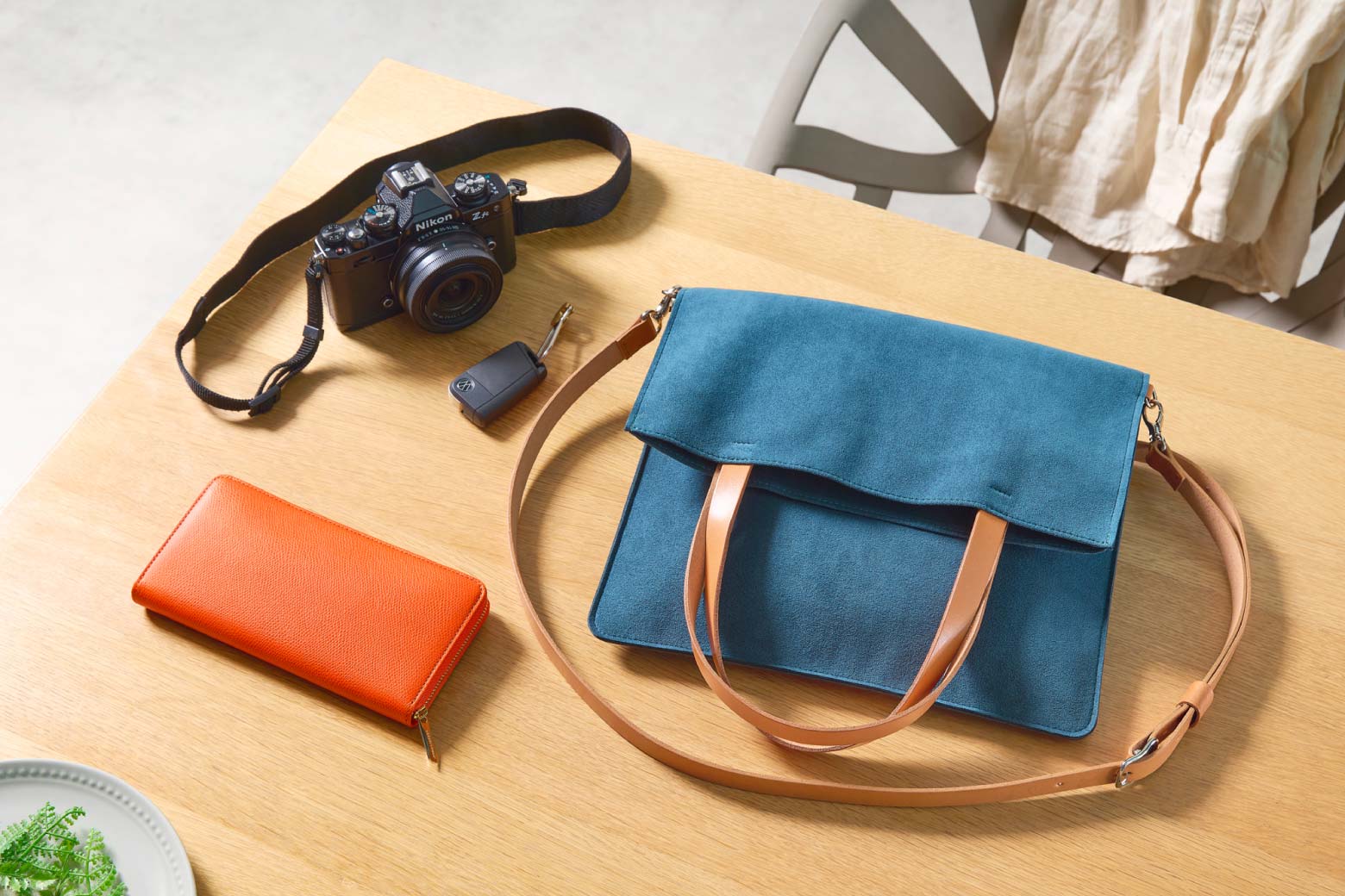 伊東屋　カラーチャート　2WAYショルダーバッグ・ジップウォレットロングがテーブルに置いてある