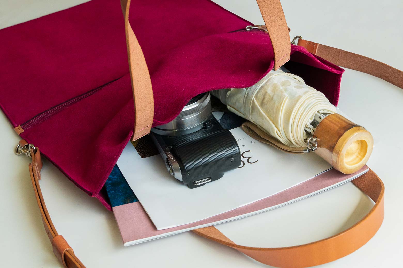 伊東屋　カラーチャート　メインコンパートメントにカメラやA4の資料・日傘を収めた様子