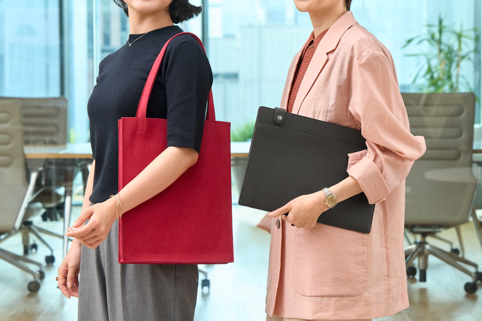 伊東屋　カラーチャート　ドキュメントトート・ドキュメントクラッチを持って並んでいる様子
