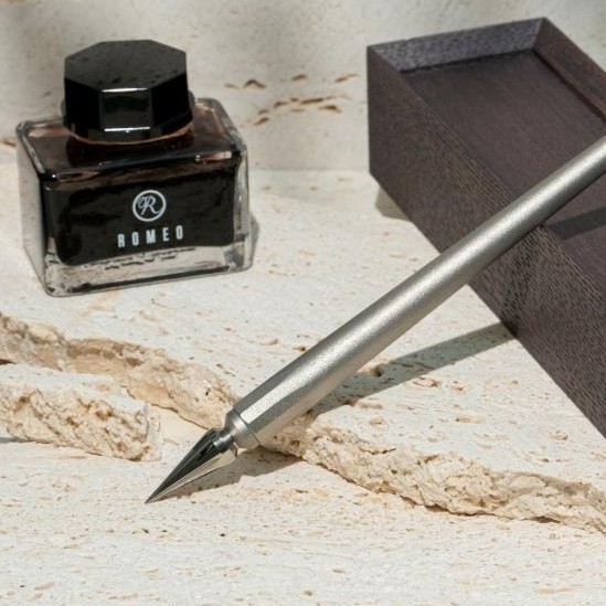 「書く」ことの原点へ〈ROMEO〉イニチウム 0.5 チタン